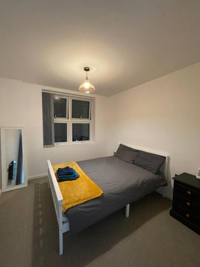 Charming Modern Apartment Near London Heathrow Feltham Bagian luar foto