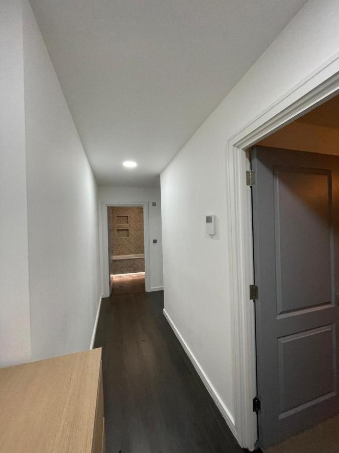 Charming Modern Apartment Near London Heathrow Feltham Bagian luar foto