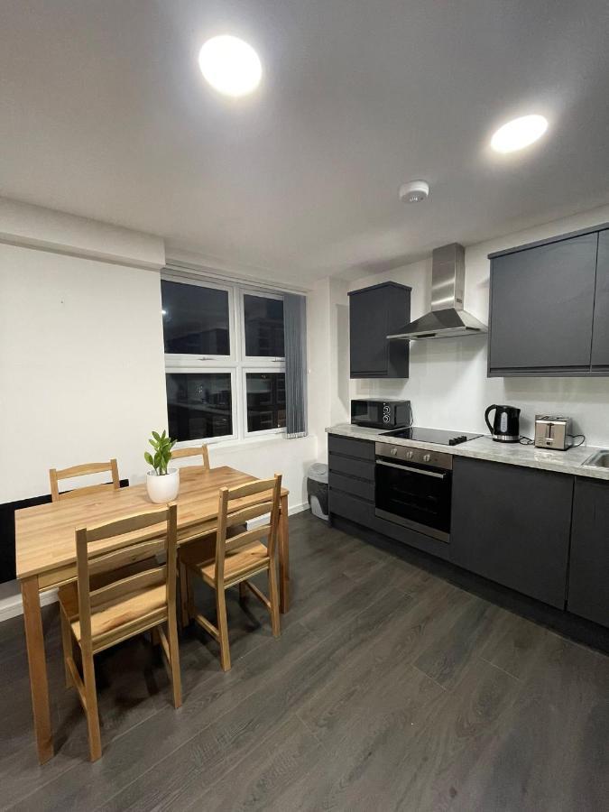 Charming Modern Apartment Near London Heathrow Feltham Bagian luar foto